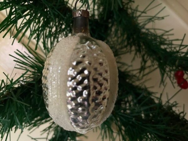 Antieke oude kerstbal een gebande braam van dun geblazen glas in zilver 1e helft 1900