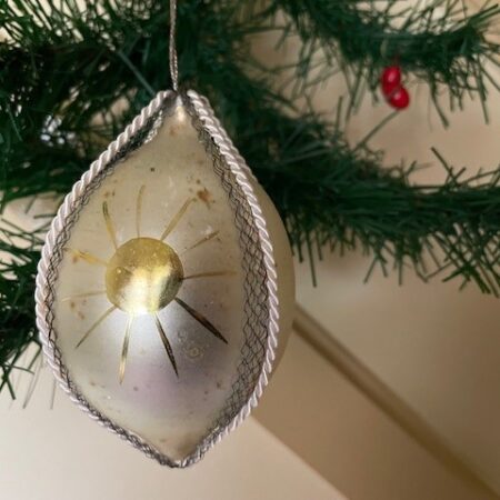 Bijzondere antieke druppel kerstbal van dun geblazen glas met koord, leonisch draad om gouden zonnen