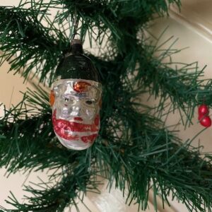 Antieke oude guitige koning Winter van dun geblazen glas in groen, geel en rood 1e kwart 1900