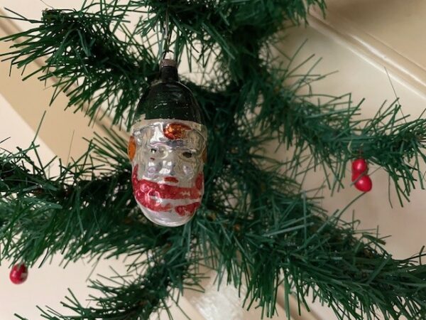 Antieke oude guitige koning Winter van dun geblazen glas in groen, geel en rood 1e kwart 1900