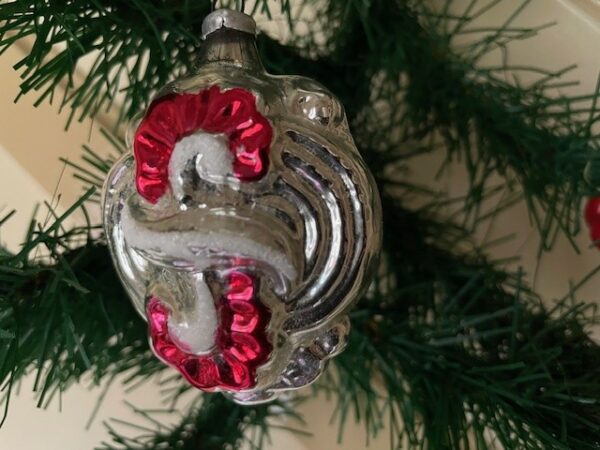 Oude antieke kerstbal van dun geblazen glas de hoorn des overvloeds in zilver, wit en rood midden 1900 - Afbeelding 2