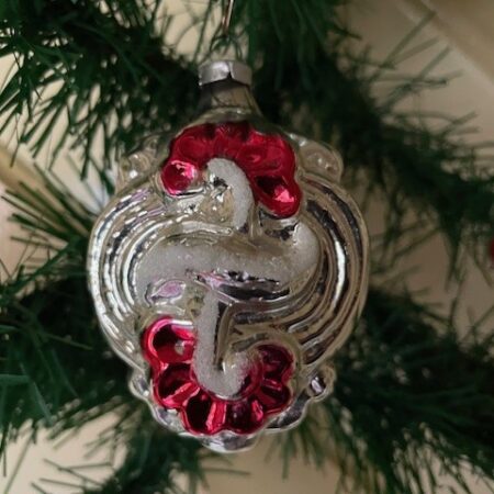 Oude antieke kerstbal van dun geblazen glas de hoorn des overvloeds in zilver, wit en rood midden 1900