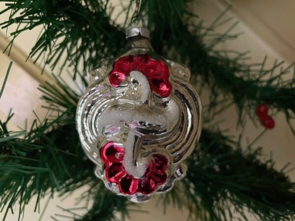Oude antieke kerstbal van dun geblazen glas de hoorn des overvloeds in zilver, wit en rood midden 1900