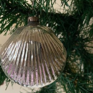 Antieke oude kerstbal een schelp van dun geblazen glas in zilver 1e helft 1900