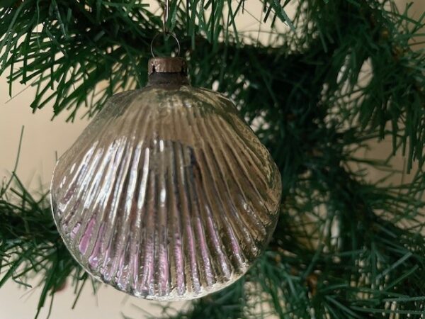 Antieke oude kerstbal een schelp van dun geblazen glas in zilver 1e helft 1900