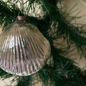Antieke oude kerstbal een schelp van dun geblazen glas in zilver 1e helft 1900 - Afbeelding 2