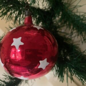 Antieke oude grote kerstbal van dun geblazen glas in robijn rood met witte sterren 1 e helft 1900 - Afbeelding 2