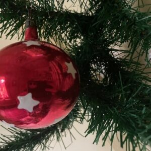 Antieke oude grote kerstbal van dun geblazen glas in robijn rood met witte sterren 1 e helft 1900 - Afbeelding 4