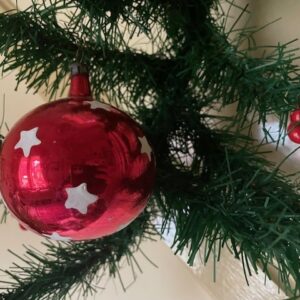 Antieke oude grote kerstbal van dun geblazen glas in robijn rood met witte sterren 1 e helft 1900 - Afbeelding 3