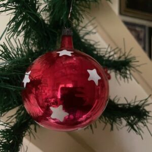 Antieke oude grote kerstbal van dun geblazen glas in robijn rood met witte sterren 1 e helft 1900