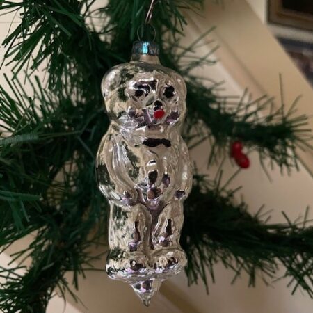 Oude antieke kerstbal een teddy beer van dun geblazen glas in zilver midden 1900
