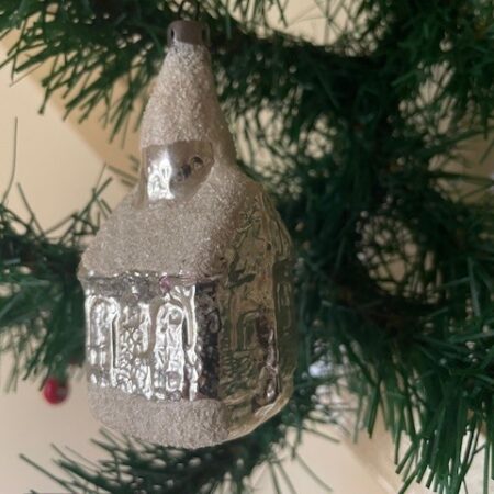 Antieke oude besneeuwde kerk van dun geblazen glas in zilver 1e helft 1900