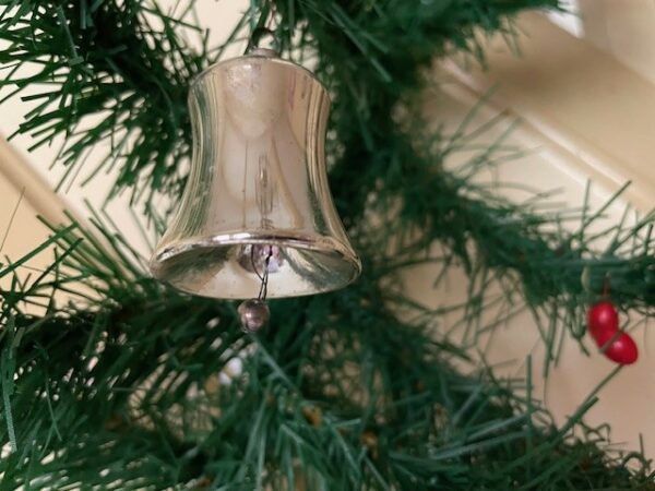 Antieke kleine Kerst klok van dun geblazen glas in zilver 1e kwart 1900