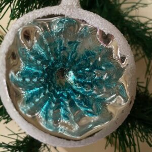 Antieke grote reflex kerstbal van dun geblazen glas met kobaltblauwe deuk ofkrater 1e kwart 1900