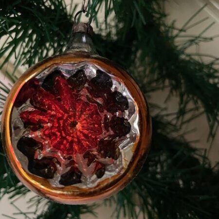Antieke krater, deuk of reflex kerstbal van dun geblazen glas in oranje, groen en rood 1e kwart 1900