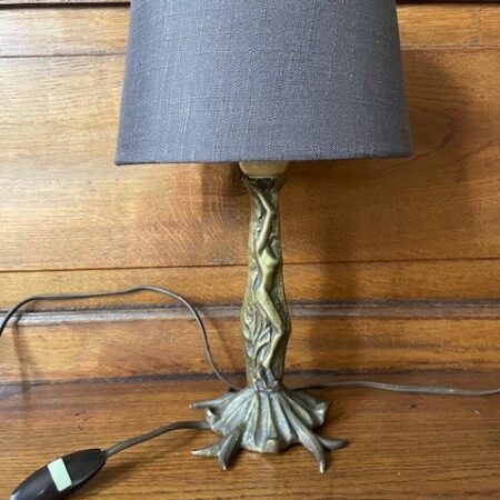 Koperen art nouveau stijl tafellamp met bruine kap