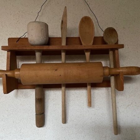 Oud retro houten lepelrek met deegroller uit de fifty's