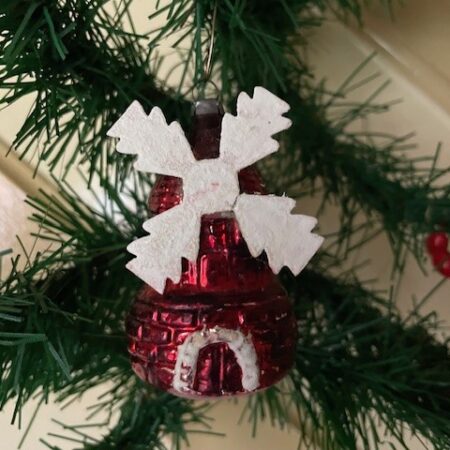 Antiek kerstbal een molen van dun geblazen glas in donkerrood met witte karton wieken 1e kwart 1900