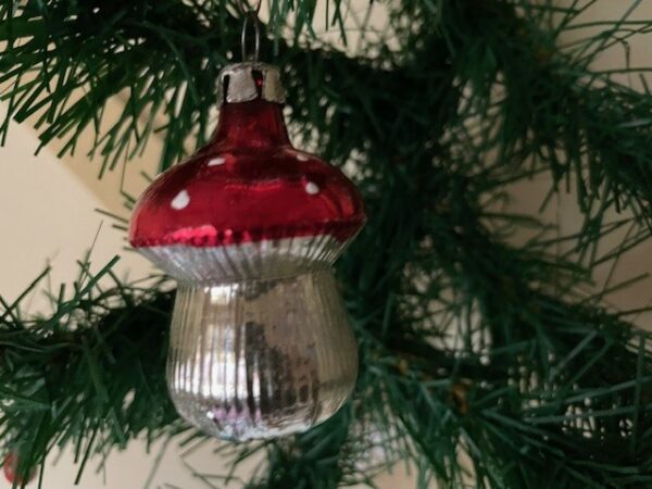 Oude antieke paddenstoel van dun geblazen glas in zilver, rood en groen midden 1900