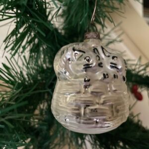 Antieke oude kerstbal van dun geblazen glas een mand met 2 poezen 1e helft 1900
