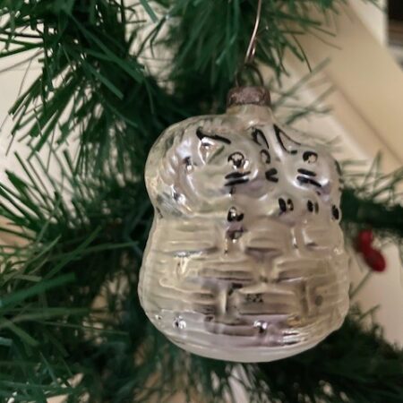 Antieke oude kerstbal van dun geblazen glas een mand met 2 poezen 1e helft 1900