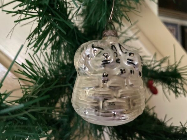 Antieke oude kerstbal van dun geblazen glas een mand met 2 poezen 1e helft 1900