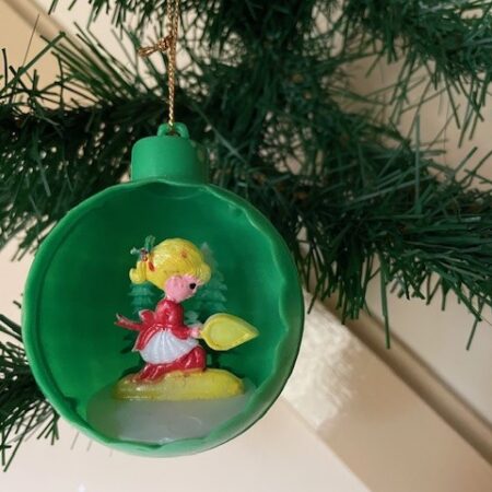 Grasgroene retro diorama kerstbal in plastic 1960