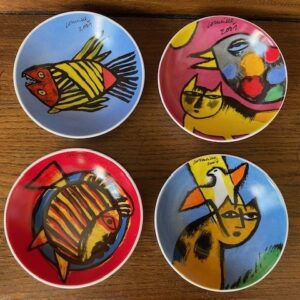 4 bordjes met beschildering van vissen, vogels en poezen door Corneille 2001