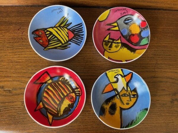 4 bordjes met beschildering van vissen, vogels en poezen door Corneille 2001
