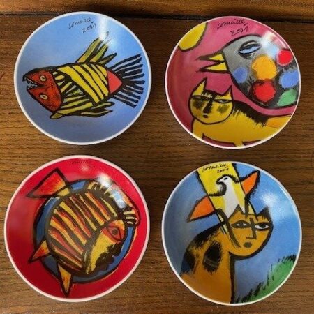 4 bordjes met beschildering van vissen, vogels en poezen door Corneille 2001