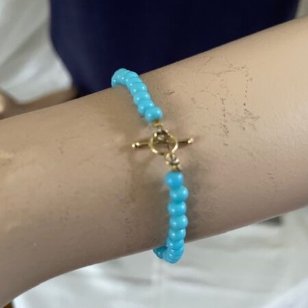 Antiek armbandje met oude turkoois glas kralen aan een antiek 14 kt. geelgouden kapittelslot