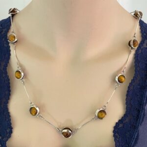 Zilveren collier met draaiende tijgerogen Matti J. Hyvarinen Finland 1974