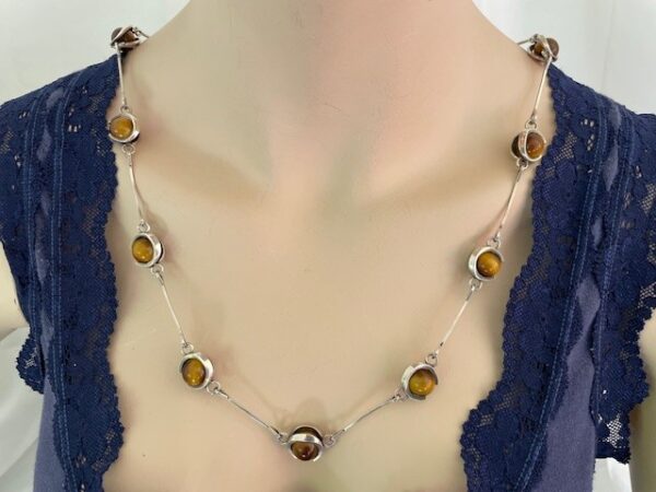 Zilveren collier met draaiende tijgerogen Matti J. Hyvarinen Finland 1974