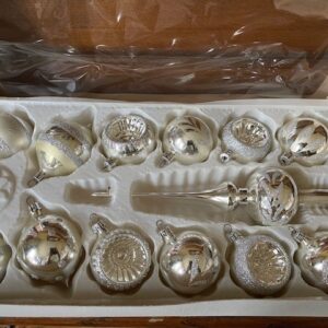 Doos met 12 kerstballen en 1 piek van dun geblazen glas in zilver 1970