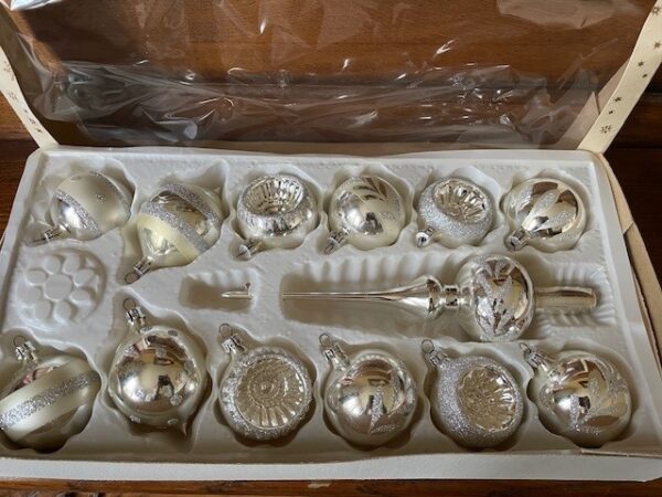 Doos met 12 kerstballen en 1 piek van dun geblazen glas in zilver 1970