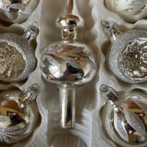 Doos met 12 kerstballen en 1 piek van dun geblazen glas in zilver 1970 - Afbeelding 3