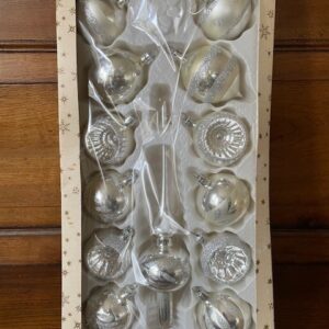 Doos met 12 kerstballen en 1 piek van dun geblazen glas in zilver 1970 - Afbeelding 6