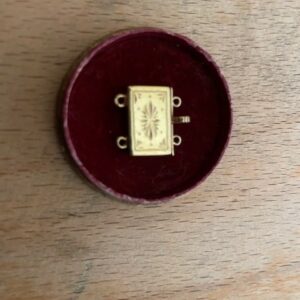 14 kt. geelgouden rechthoekig bakslot met handgravure voor 2 rijen - Afbeelding 3