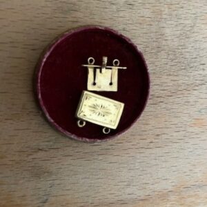 14 kt. geelgouden rechthoekig bakslot met handgravure voor 2 rijen
