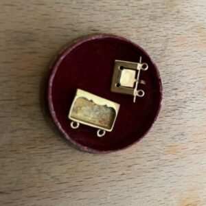 14 kt. geelgouden rechthoekig bakslot met handgravure voor 2 rijen - Afbeelding 2