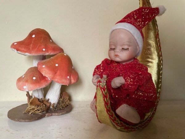 Kerst muziekdoos of speeldoos een bewegende droombaby in de maan