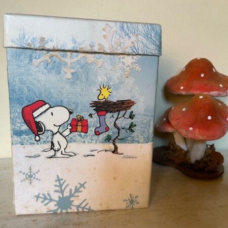 Retro, oude Snoopy en Woodstock Kerst doos met 45 zijden kerstballen in rood en wit