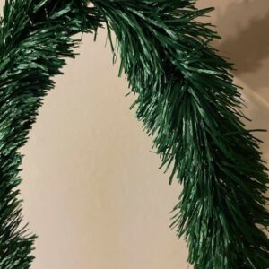 Antieke kersthanger met klokjes van zilvergruis en rode bessen aan een tak van groen papier - Afbeelding 3