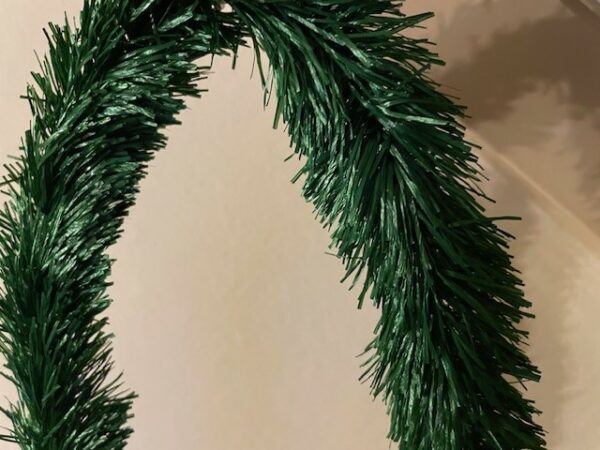 Antieke kersthanger met klokjes van zilvergruis en rode bessen aan een tak van groen papier - Afbeelding 3