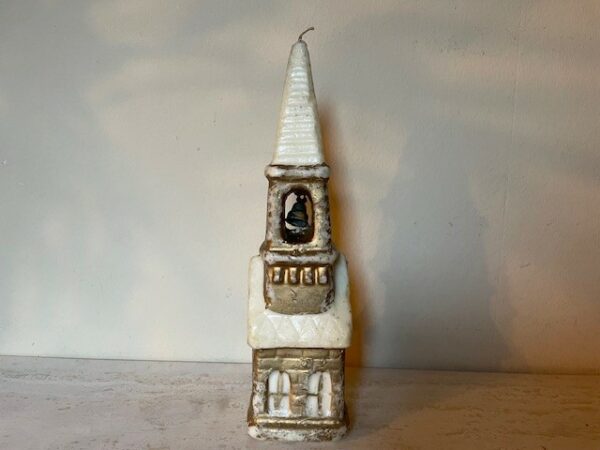 Oude retro Kerst kaars een gouden kerk