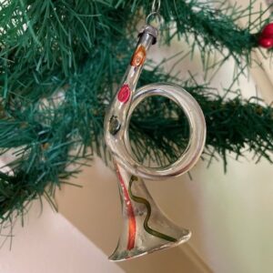 Antieke oude kerstbal een trompet van dun geblazen glas in groen, oranje en rood 1e kwart 1900