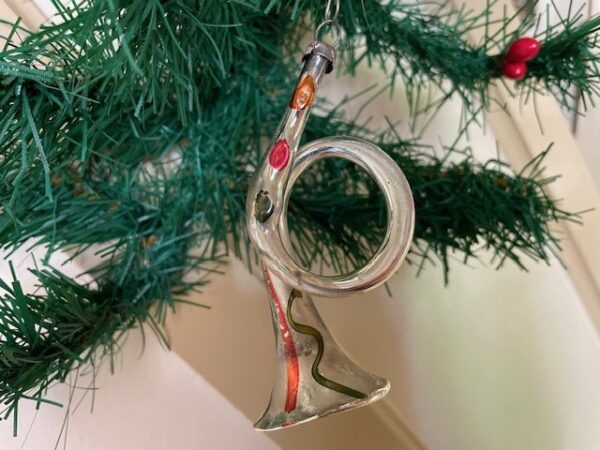 Antieke oude kerstbal een trompet van dun geblazen glas in groen, oranje en rood 1e kwart 1900