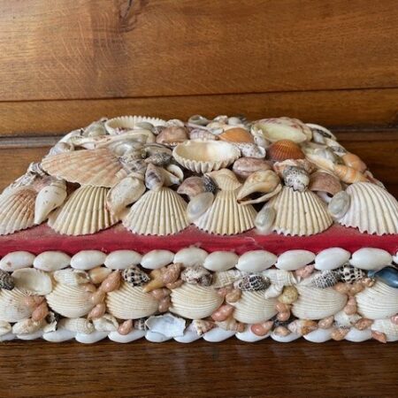 Grote retro schelpendoos met rode voering uit de fifty's