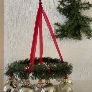 Oude, retro adventskrans van plastic en rood chenille waaraan kerstballen van dun geblazen glas in zilver - Afbeelding 2