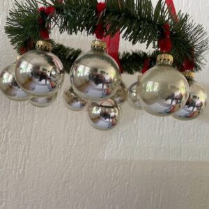 Oude, retro adventskrans van plastic en rood chenille waaraan kerstballen van dun geblazen glas in zilver - Afbeelding 5